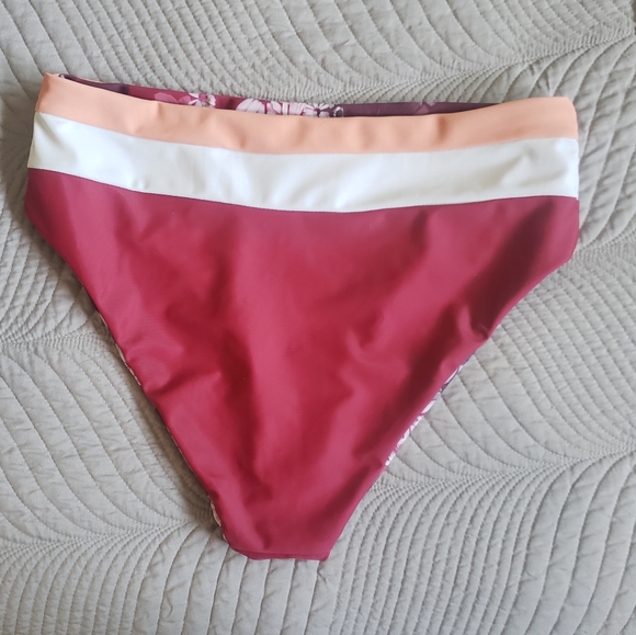 High-waisted reversible bikini bottoms. Size small. New condition - Picture 4 of 4